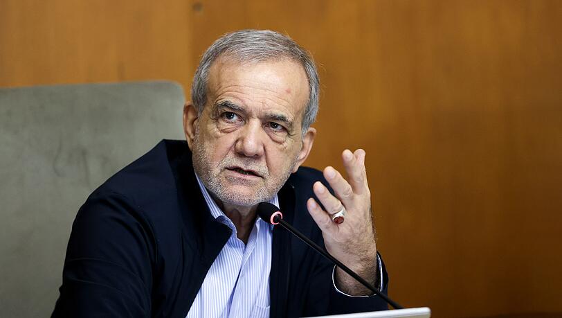 Pr&auml;sident Peseschkian soll Teil des dreik&ouml;pfigen Rats sein, der den Iran vor&uuml;bergehend f&uuml;hren soll. (Archivbil)