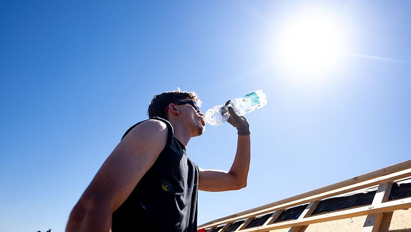 Hitze ist gefährlich - besonders für Ältere und Vorerkrankte. Viel zu trinken ist besonders wichtig. Hitze ist gefährlich - besonders für Ältere und Vorerkrankte. Viel zu trinken ist besonders wichtig.