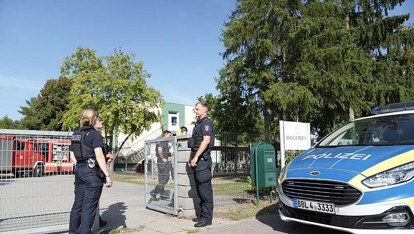 Nach einer Gewalttat in einer Schule in Brandenburg gibt es zwei Todesopfer. Nach einer Gewalttat in einer Schule in Brandenburg gibt es zwei Todesopfer.