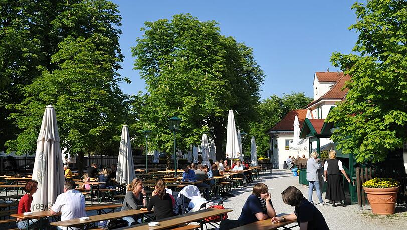 Der Franziskanergarten in Trudering – ein echter Nachbarschaftstreff
und Familienbiergarten. Der Franziskanergarten in Trudering – ein echter Nachbarschaftstreff
und Familienbiergarten.