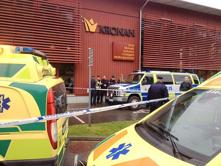 Bei einem Angriff an einer Schule in Westschweden soll ein Maskierter einen Menschen getötet und mehrere verletzt haben.