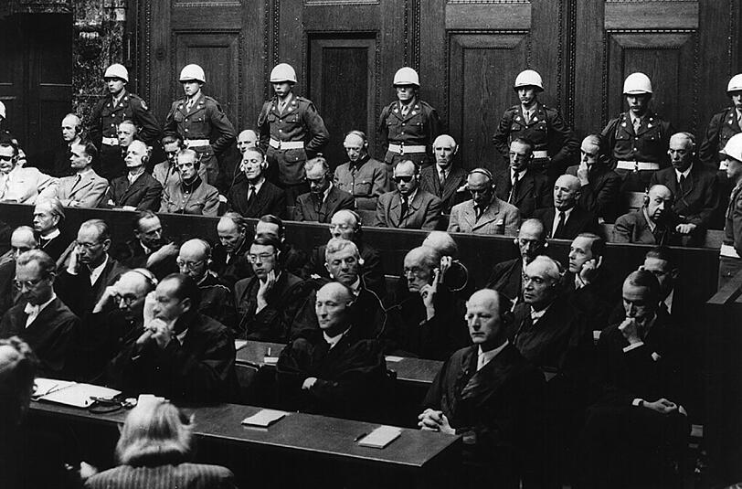 DIe Angeklagten im Nürnberger Kriegsverbrecherprozeß: (v. l.) 1. Reihe Göring, Hess, von Ribbentrop, Keitel, Kaltenbrunner, Rosenberg, Franck, Frick, Steicher und Funk - 2. Reihe Dönitz, Raeder, von Schirach, Sauckel, Jodl, von Papen, Seyss Inquart, Speer und von Neurath.