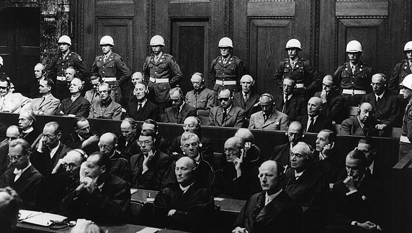 DIe Angeklagten im Nürnberger Kriegsverbrecherprozeß: (v. l.) 1. Reihe Göring, Hess, von Ribbentrop, Keitel, Kaltenbrunner, Rosenberg, Franck, Frick, Steicher und Funk - 2. Reihe Dönitz, Raeder, von Schirach, Sauckel, Jodl, von Papen, Seyss Inquart, Speer und von Neurath. DIe Angeklagten im Nürnberger Kriegsverbrecherprozeß: (v. l.) 1. Reihe Göring, Hess, von Ribbentrop, Keitel, Kaltenbrunner, Rosenberg, Franck, Frick, Steicher und Funk - 2. Reihe Dönitz, Raeder, von Schirach, Sauckel, Jodl, von Papen, Seyss Inquart, Speer und von Neurath.