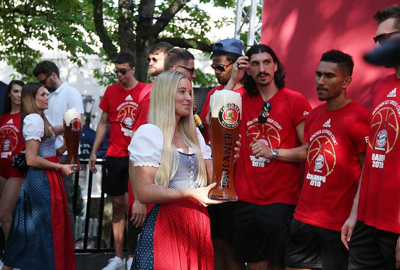 Meisterfeier der Basketballer des FC Bayern mit dem gesamten Team am Nockherberg.