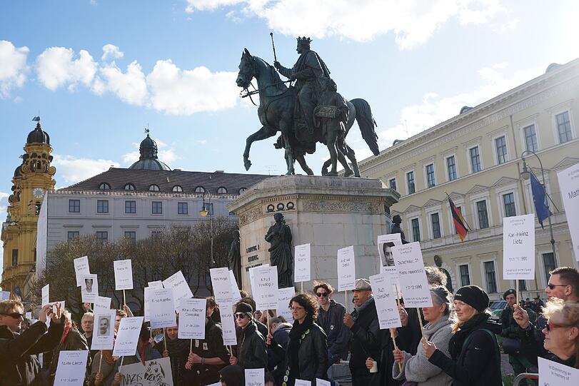 Tausende Demonstranten haben vor dem Start des NSU-Prozesses in München an das Schicksal der Opfer erinnert. Sie verlangten einen konsequenten Kampf gegen die braune Gefahr. Die Bilder!