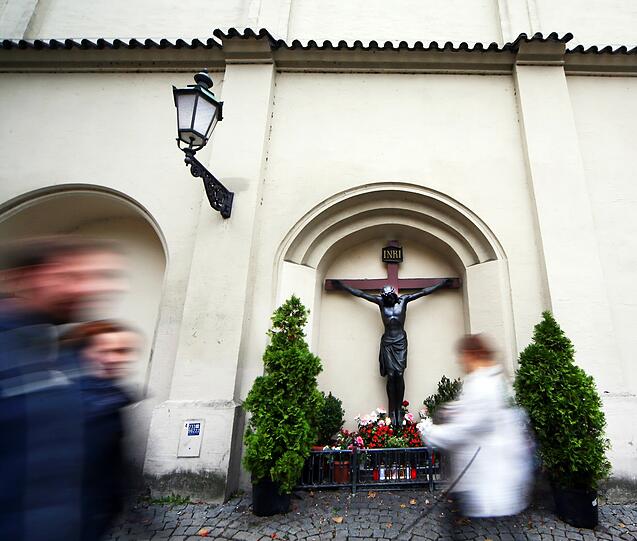 Und da hängt er wieder: Fast ein halbes Jahr haben die Restaurationsarbeiten gedauert. Nun glänzt die Jesusfigur wieder.