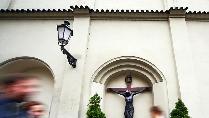 Und da hängt er wieder: Fast ein halbes Jahr haben die Restaurationsarbeiten gedauert. Nun glänzt die Jesusfigur wieder. Und da hängt er wieder: Fast ein halbes Jahr haben die Restaurationsarbeiten gedauert. Nun glänzt die Jesusfigur wieder.