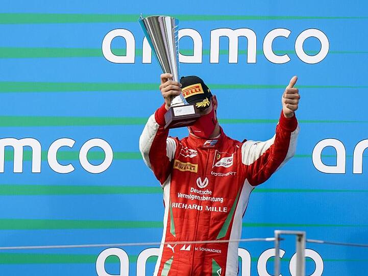 Feiert seinen dritten Platz beim Formel-2-Rennen in Ungarn: Mick Schumacher.
