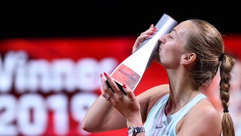 Petra Kvitova küsst nach ihrem Sieg den Pokal. Petra Kvitova küsst nach ihrem Sieg den Pokal.