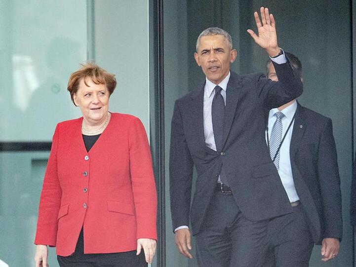 Angela Merkel und Barack Obama kommen nach einem Gespräch aus dem Kanzleramt in Berlin. Der ehemalige US-Präsident ist seit Donnerstagabend in Deutschland.