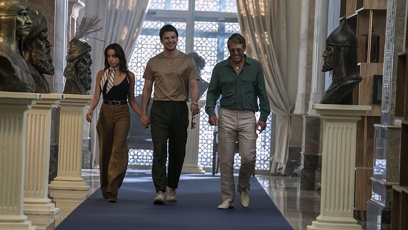 Agentin Sarah Fidel (Aubrey Plaza) mit Superstar und Lockvogel Danny Francesco (Josh Hartnett), der den Milliardär Greg Simmonds (Hugh Grant) begeistert.