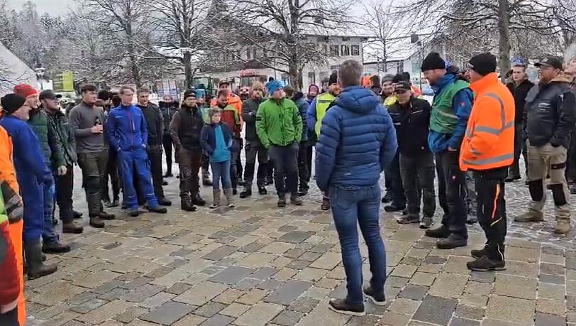Marquartsteins (Landkreis Traunstein) Bürgermeister Andreas Scheck wurde von wütenden Landwirten zur Rede gestellt.
