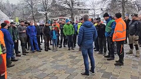 Marquartsteins (Landkreis Traunstein) Bürgermeister Andreas Scheck wurde von wütenden Landwirten zur Rede gestellt.