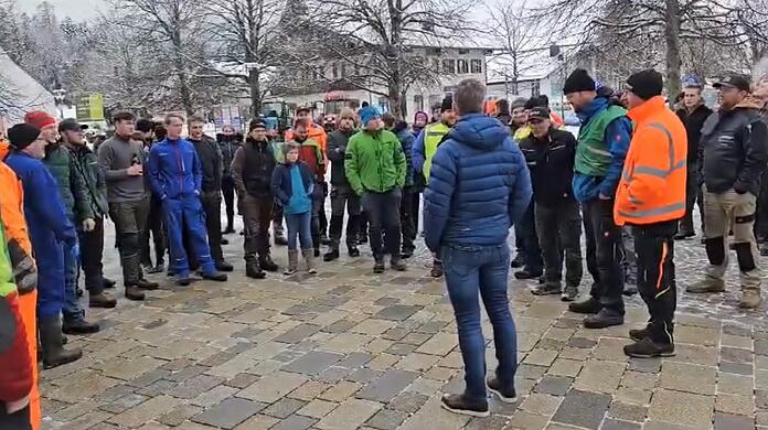 Marquartsteins (Landkreis Traunstein) Bürgermeister Andreas Scheck wurde von wütenden Landwirten zur Rede gestellt.