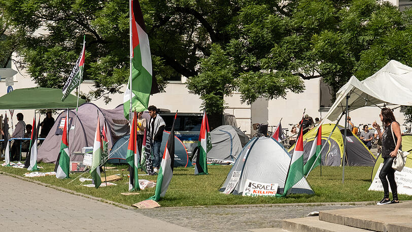 Seit über einem Monat steht das Palästina-Protestcamp auf dem Professor-Huber-Platz vor der LMU. Ein neuer Bericht zeigt, wie problematisch einige Organisationen sind, die dort vertreten sind. Seit über einem Monat steht das Palästina-Protestcamp auf dem Professor-Huber-Platz vor der LMU. Ein neuer Bericht zeigt, wie problematisch einige Organisationen sind, die dort vertreten sind.