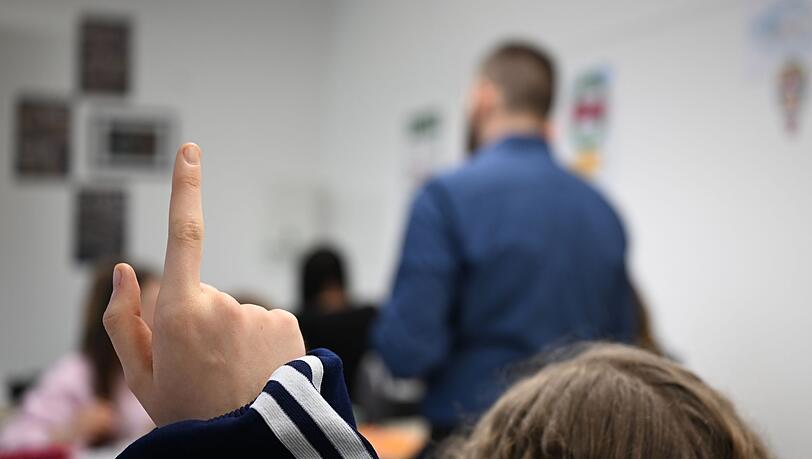 Nicht immer melden sich Sch&uuml;ler so brav: Immer mehr Lehrkr&auml;fte nehmen das Verhalten im Klassenzimmer als Belastung wahr. (Symbolbild)