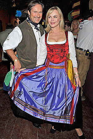 Schauspielerpaar Helmut Zirner und Saskia Valencia - wie es sich gehört in Tracht.
