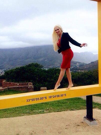 Daniela Katzenberger in Kapstadt mit Blick auf den Tafelberg.