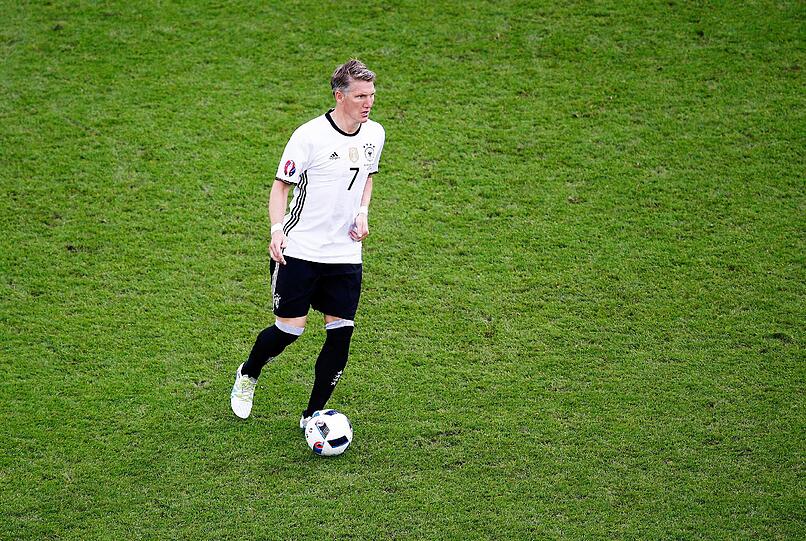Bastian Schweinsteiger Note 3: Der Ex-Bayer, eingewechselt in der 69. Minute, ist nun deutscher  
EM-Rekordspieler mit 15 Einsätzen. Half mit, nichts mehr anbrennen zu lassen. 
lassen.