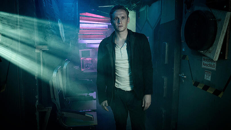 10 Mio. €: Die Produktion internationaler Serien (hier "You are Wanted" mit Matthias Schweighöfer) fördert der Bund mit Millionen. Doch um die Serien sehen zu können, muss der Kunde fürs Streaming nochmals zahlen.