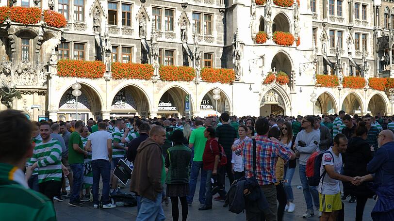 Auf dem Marienplatz feiern bereits die Celtic-Fans.