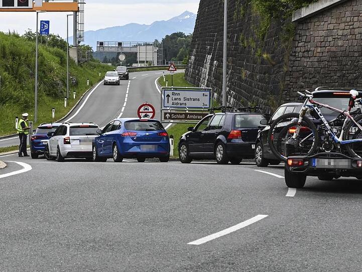 In Tirol hat die Polizei auch am Sonntag die neuen Fahrverbote auf Ausweichstrecken durch Ortschaften durchgesetzt.