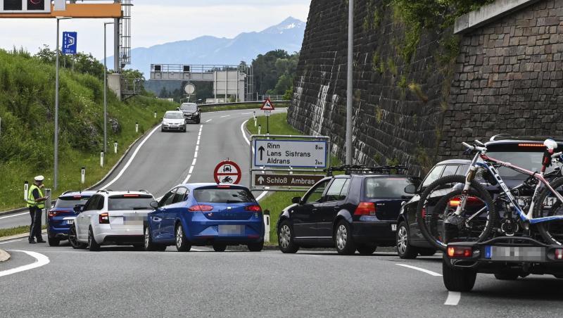 In Tirol hat die Polizei auch am Sonntag die neuen Fahrverbote auf Ausweichstrecken durch Ortschaften durchgesetzt. In Tirol hat die Polizei auch am Sonntag die neuen Fahrverbote auf Ausweichstrecken durch Ortschaften durchgesetzt.