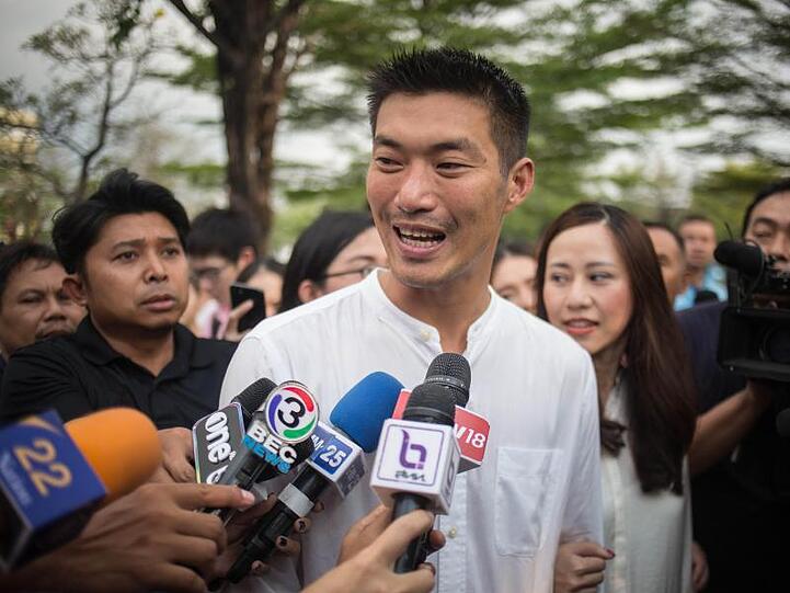 Thanathorn Juangroongruangkit, Vorsitzender und Premierminister-Kandidat der Partei Future Forward, spricht vor einem Wahllokal.