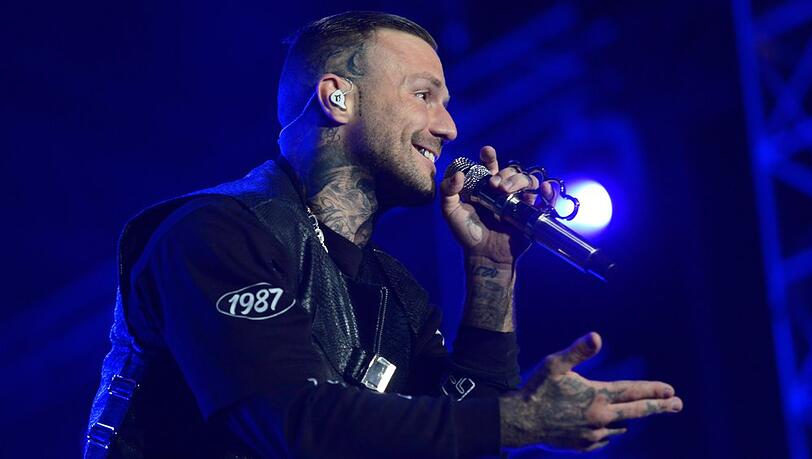 Der Rapper Kontra K hat die deutsche Nationalmannschaft besucht.