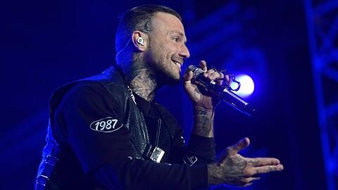 Der Rapper Kontra K hat die deutsche Nationalmannschaft besucht.