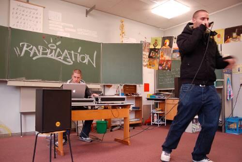 Robin Haefs (rechts) und Vincent Stein rappen in Klassenzimmern.
