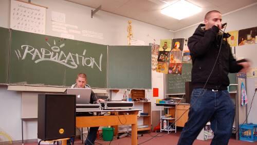 Robin Haefs (rechts) und Vincent Stein rappen in Klassenzimmern. Robin Haefs (rechts) und Vincent Stein rappen in Klassenzimmern.
