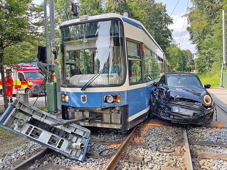 Relativ glimpflich kam die Fahrerin des Mini davon, leicht verletzt musste sie behandelt werden