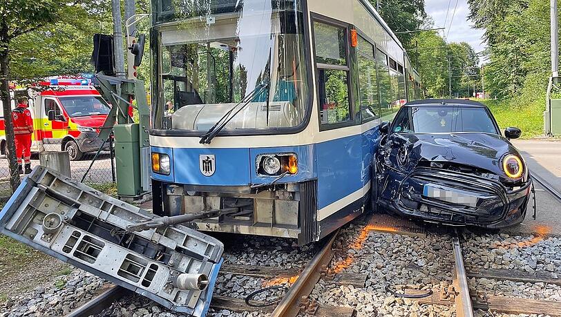 Relativ glimpflich kam die Fahrerin des Mini davon, leicht verletzt musste sie behandelt werden Relativ glimpflich kam die Fahrerin des Mini davon, leicht verletzt musste sie behandelt werden