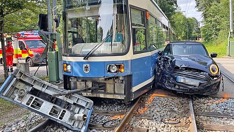 Relativ glimpflich kam die Fahrerin des Mini davon, leicht verletzt musste sie behandelt werden Relativ glimpflich kam die Fahrerin des Mini davon, leicht verletzt musste sie behandelt werden
