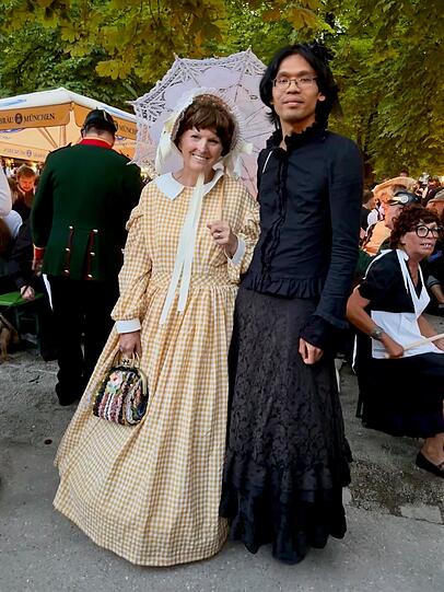 Anneliese Schnitzler (l.) ist frühmorgens aus der Schwäbischen Alb angereist. Yan Rabenstein hat die Nacht im Crash-Club durchgefeiert. Anneliese Schnitzler (l.) ist frühmorgens aus der Schwäbischen Alb angereist. Yan Rabenstein hat die Nacht im Crash-Club durchgefeiert.