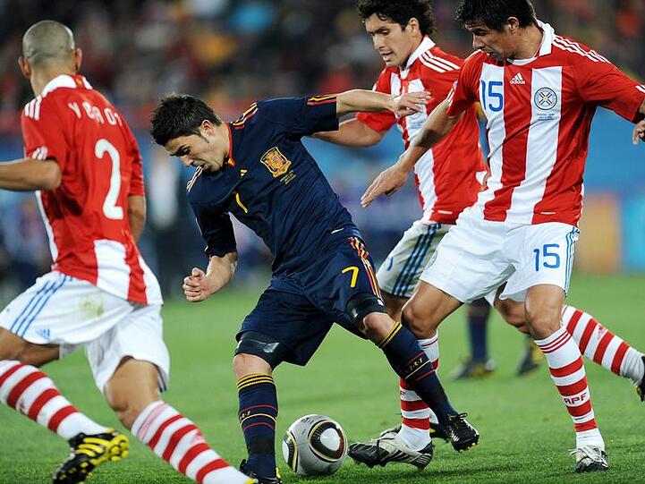 Der Spanier David Villa (M.) behauptet den Ball gegen drei Paraguayer.