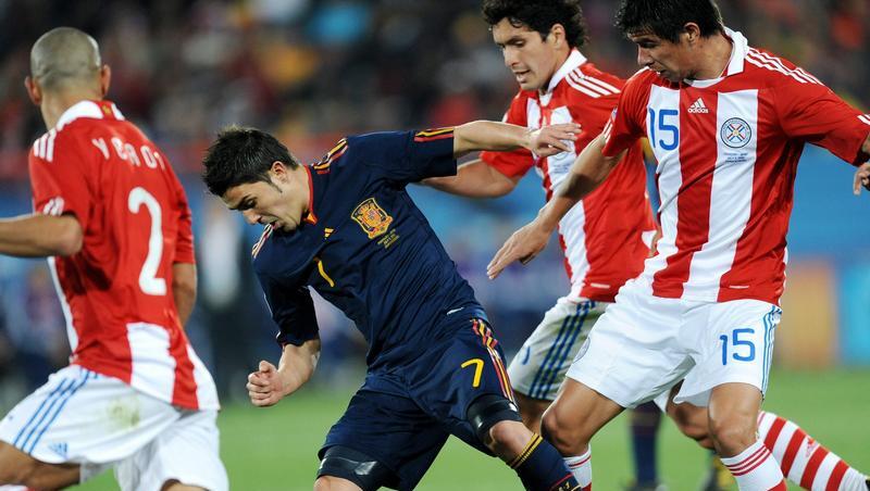 Der Spanier David Villa (M.) behauptet den Ball gegen drei Paraguayer. Der Spanier David Villa (M.) behauptet den Ball gegen drei Paraguayer.