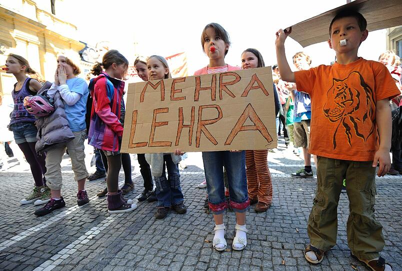 "Mehr Geld für Bildung": Bei strahlendem Sonnenschein demonstrierten Eltern auf dem Odeonsplatz für ihre Kinder.