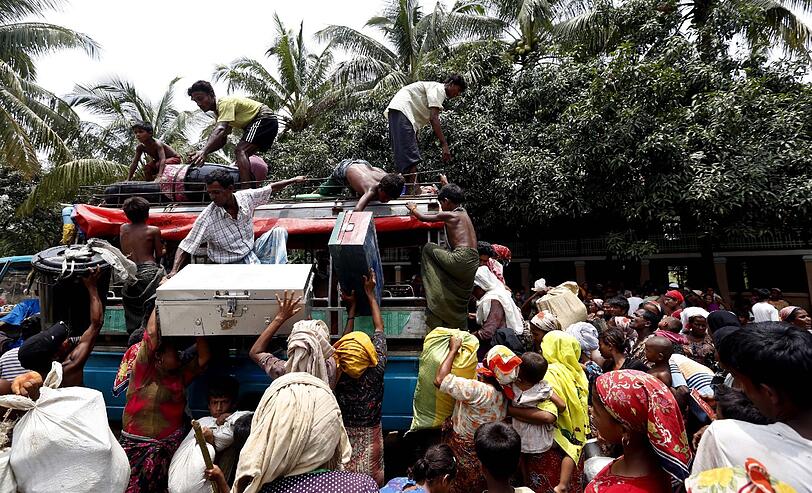 Bilder aus Birma und Bangladesch wo der Zyklon &bdquo;Mahasen&ldquo; mehr als eine Millionen Menschen vertrieben hat.
