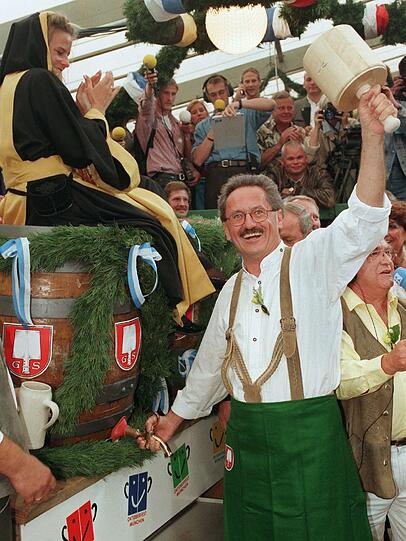 19973: Ude bleibt bei den drei Schlägen &ndash; ohne Bier zu verspritzen.