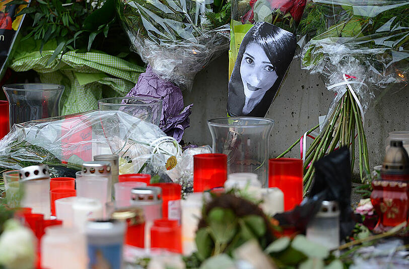 Kerzen, Blumen und Botschaften vor dem Klinikum in Offenbach. Trauernde haben sie zum Gedenken an die tote Studentin Tugce A. hierher gebracht.