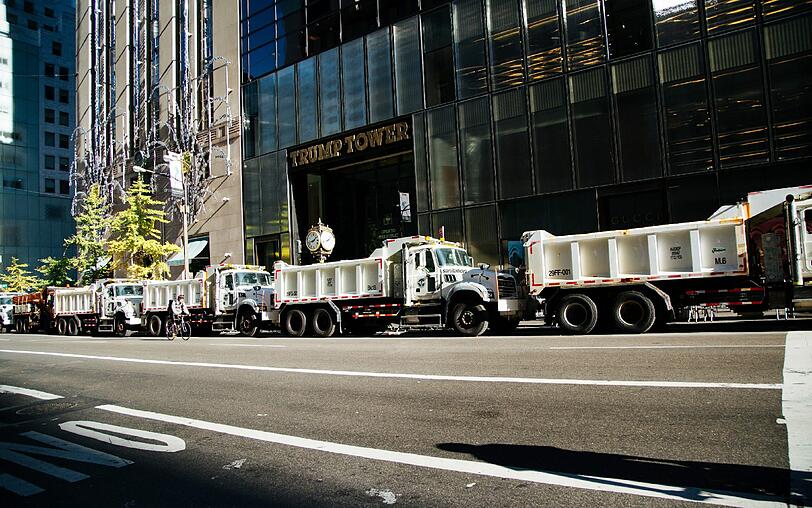 Derweil riegeln Spezialfahrzeuge des NYPD den Zugang zum Trump Tower in New York ab.