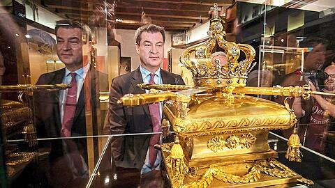 Markus Söder betrachtet in der Ausstellung "Bayerns Gold" in Nürnberg den Aufsatz für beide Münchner Krönungswagen (von 1813).