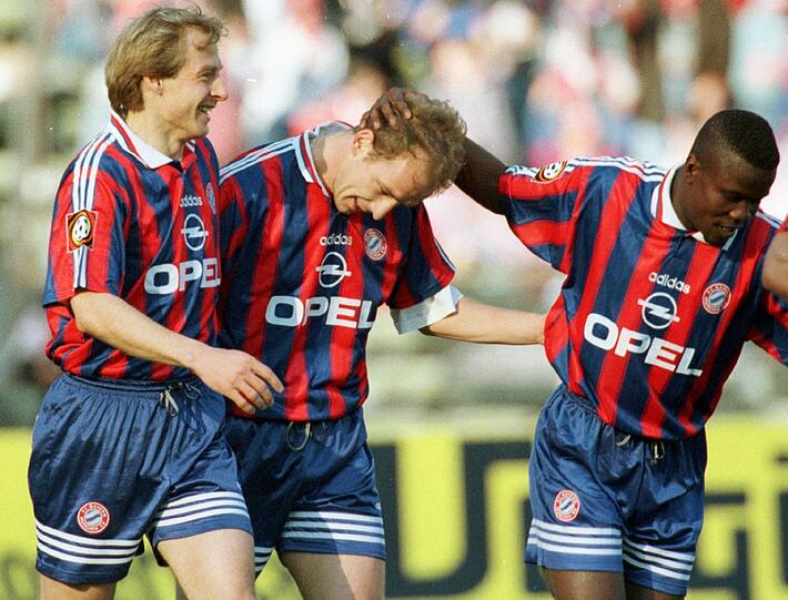 Mario Basler (M.) zusammen mit Jürgen Klinsmann (l.) und Samuel Kuffour im Trikot des FC Bayern.