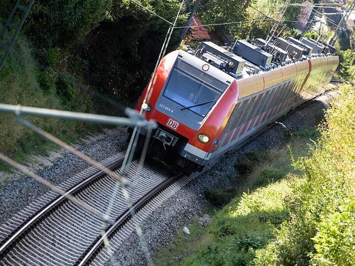 Eine S-Bahn fährt über die Gleise. Foto: Matthias Balk/dpa/Archivbild