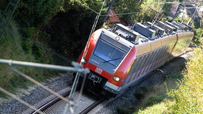 Eine S-Bahn fährt über die Gleise. Foto: Matthias Balk/dpa/Archivbild Eine S-Bahn fährt über die Gleise. Foto: Matthias Balk/dpa/Archivbild