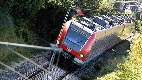 Eine S-Bahn fährt über die Gleise. Foto: Matthias Balk/dpa/Archivbild