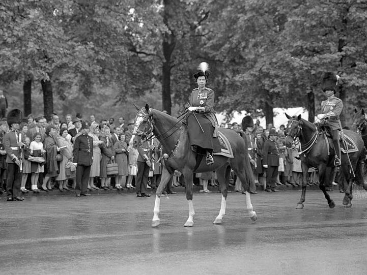 Die britische Königin Elizabeth II. auf ihrem Pferd während der Zeremonie Trooping the Colour (1960).