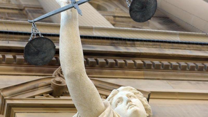 Vor dem Justizgebäude steht eine Statue der Göttin Justitia. Foto: Stefan Puchner/Archivbild